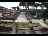 01880 ostia - regio ii - insula vii - piazzale delle corporazioni (ii,vii,4) - oestlicher portikus - gesehen von norden - 2014.jpg